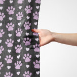 Mönster i Tass, Hund, Tass, Lilac Tass, Hearts Sjal<br><div class="desc">Cute,  roligt och aktningsvärda mönster med lilac tass och lila hjärtan. Modern gåva och trendig,  perfekt för hund älskare i ditt liv.</div>