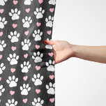 Mönster i Tass, Hund, Tass, Vit Tass, Rosa Hearts Sjal<br><div class="desc">Cute,  roligt och aktningsvärda mönster med vit tass och rosa hjärtan. Modern gåva och trendig,  perfekt för hund älskare i ditt liv.</div>