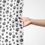 Mönster i Tassar, Hund, Tassar, svart och vitt Sjal<br><div class="desc">Cute,  roligt och beundransvärt mönster med svart tass på vit bakgrund. Modern gåva och trendig,  perfekt för hund älskare i ditt liv.</div>