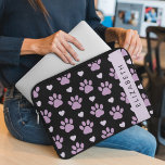 Mönster i Tassar, Lilac Tassar, Hearts, ditt namn Laptop Fodral<br><div class="desc">Cute,  roligt och aktningsvärda mönster med lilac tassar och lila hjärtan. Modern gåva och trendig,  perfekt för hund älskare i ditt liv. Anpassa genom att lägga till namn,  smeknamn,  monogram eller initialer.</div>