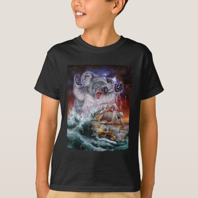 Monster Koala som Kraken attackerar en Krig-Frakt  T Shirt (Framsida)