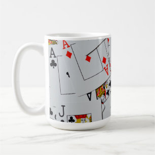 Mönster med spridda spelkort från en kortlek, kaffemugg