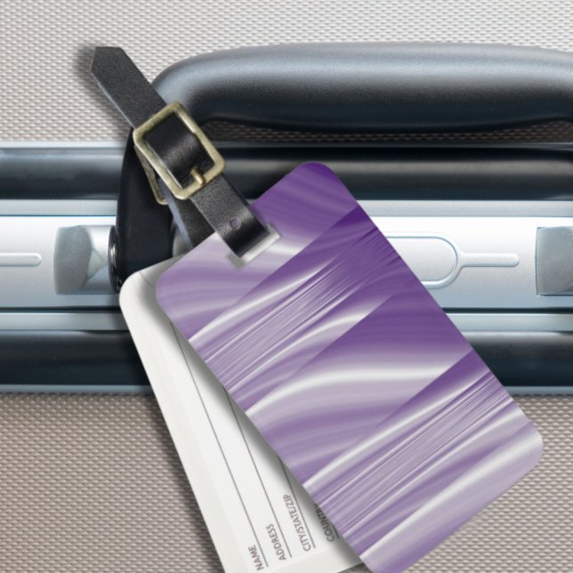 mönster metalliskt lila i mitten av århundradet, l bagagebricka (mid century pattern metallic purple lilac lines luggage tag)