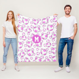mönster monogrammerade, rosa, vita fotbollar med f fleecefilt