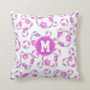 mönster monogrammerade, rosa, vita fotbollar med f kudde