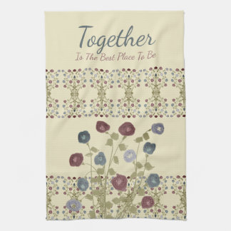 Mönster och blommigt accentuerad kökshandduk
