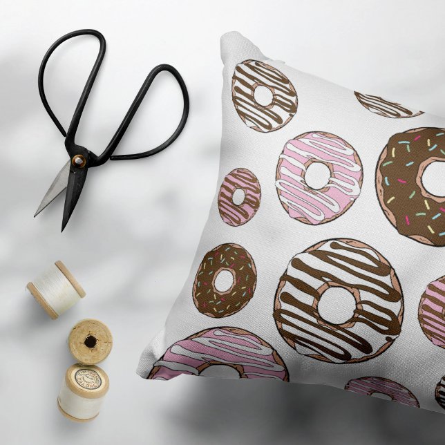 Mönster om Donuts, Rosa Donuts, brun Donuts Prydnadskudde (Skapare uppladdad)