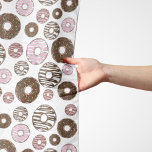 Mönster om Donuts, Rosa Donuts, brun Donuts Sjal<br><div class="desc">Cute,  roligt och aktningsvärda mönster med rosa och bruna donuts. Modern gåva och trendig,  perfekt för den giriga älskare i ditt liv.</div>