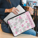 Mönster om elefanter, Cute Elephants, ditt namn Laptop Fodral<br><div class="desc">Cute,  roligt och aktningsvärda mönster med elefanter,  ballonger och stjärnor. Modern gåva och trendig,  perfekt för elefanten älskare i ditt liv. Anpassa genom att lägga till namn,  smeknamn,  monogram eller initialer.</div>
