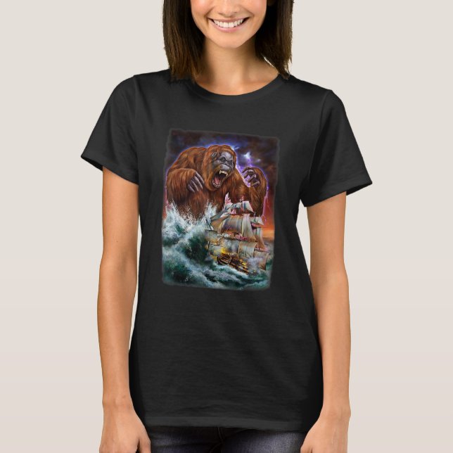 Monster Orangutan Som Kraken Attackerar Ett Krigsf T Shirt (Framsida)