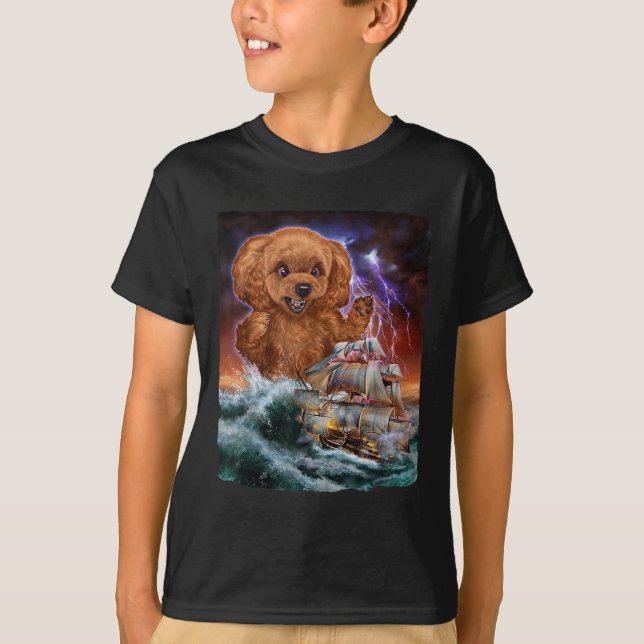 Monster Pudel Hund som Kraken attackerar en Frakt  T Shirt (Framsida)