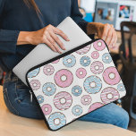 Mönster, Rosa Donuts, blå Donuts Laptop Fodral<br><div class="desc">Cute,  roligt och aktningsvärda mönster med rosa och blå nötter. Modern gåva och trendig,  perfekt för den giriga älskare i ditt liv.</div>
