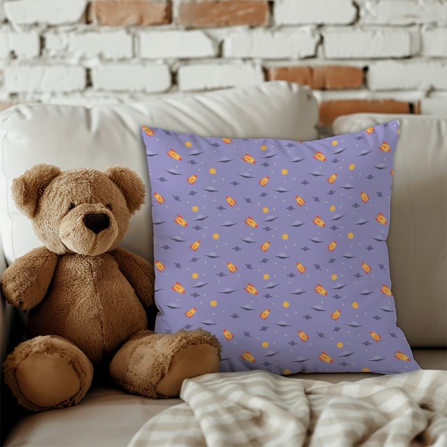 Mönster rymd lavendel orange lavendel kudde (Pattern space lavender orange lavender throw pillow.)