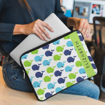 Mönster, valar, råvalar, ditt namn laptop fodral<br><div class="desc">Cute,  roligt och vackra mönster med blå och grönt valar. Modern gåva och trendig,  perfekt för valet älskare i ditt liv. Anpassa genom att lägga till namn,  smeknamn,  monogram eller initialer.</div>