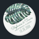 Monstera Löv Tropical Bröllop spara datum Magnet<br><div class="desc">Tropical Watercolor Monstera Löv Spara datum magneter med ett unikt modernt och minimalt återstrandvibe i mutad grönt och vit - ett roligt som tillägg till dina sparade datumkort eller en keepsaki för ditt brudens sida när du frågar dem: "Kommer du att bli min brudgumm eller groomsman?" Besök den Pappra Grape...</div>