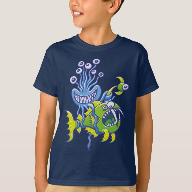 Monstrous bläckfisk som fångar en ful djuphavsfisk t shirt (Framsida)