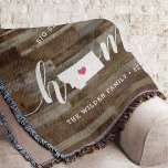 Montana Home State Personlig Wood-look Filt<br><div class="desc">Visa lite stolthet över hemmet med den här söta, rustiska träplattan som innehåller "hem" i vita kalligrafskript med en silhouette karta i Montana som står i brev för "O". En rosa hjärtillustration inuti det statliga karta kompletterar designen. Du kan ändra hjärtans position till din hemstad genom att öppna designen verktyg...</div>