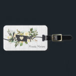 Montana State-Personlig din hemstad Rustic Bagagebricka<br><div class="desc">Montana State-Personlig Blommigten för Rustic Chic i hemmet. Med söt vattenfärgsvit gult och gräddvita blommor, målar penseldrag, söt hjärtform, chic, vitt trä struktur och trendig penselteckensnitt. Gör en underbar gåva till vilken som helst av Montanas hemstat, familjemedlemmar, till henne, fru, vänner, Mor med mera. Anpassa den med din anpassningsbar stad,...</div>