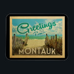 Montauk Beach Vintage resor Magnet<br><div class="desc">I Hälsning från Montauk-vintagens vykort finns en sandstrand med en vacker turkoshav över vatten och över havet,  ett blå himmel med gigantiska vita moln. I vintage resor stil.</div>