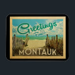 Montauk Beach Vintage resor Magnet<br><div class="desc">I Hälsning från Montauk-vintagens vykort finns en sandstrand med en vacker turkoshav över vatten och över havet,  ett blå himmel med gigantiska vita moln. I vintage resor stil.</div>