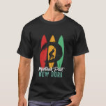 Montauk Point Beach New York Vintage Retro Surfing T Shirt<br><div class="desc">Montauk Point Beach New York Vintagens ritbordsdesign för surfare som surfar i kärlek och rider över havet vinkart. Coola sommar helgdag, påsklov varor för dem som njuter av hett sol, tropiskt väder, solbadning under handflatan träd. Grunge och misströstan till bäran medan du njuter av stranden party och sjunger runt brasan....</div>