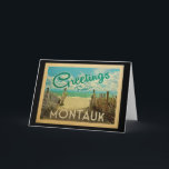 Montauk strandvintage resor kort<br><div class="desc">Detta presenterar hälsningar från design för Montauk vintagevykort en sandig strand med ett härligt turkoshavvatten,  och ovanför havet,  fördunklar en blå himmel med billowy vit. I vintage resorstil.</div>