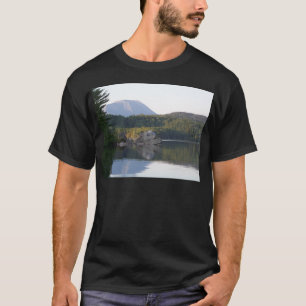 Montering Katahdin från regnbåge sjön Tee