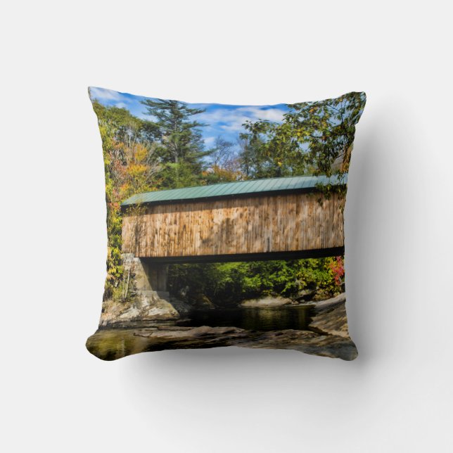 Montgomery Covered Bridge med höstlövverk Kudde (Framsida)
