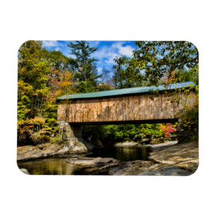 Montgomery Covered Bridge med höstlövverk Magnet