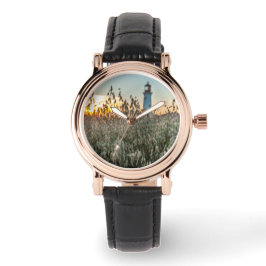 Montre d'un phare dans un champs armbandsur