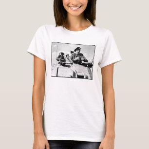 Monty i en tank tee shirt