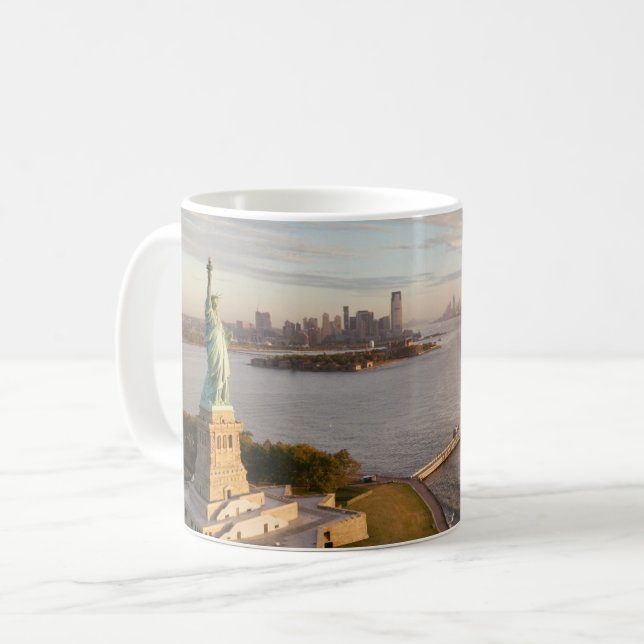 Monument | FRIHETSGUDINNAN Kaffemugg (Framsida vänster)