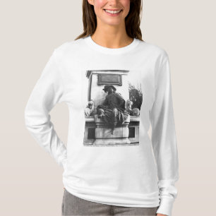 Monument till Alexandre Dumas Pere som är T-shirt