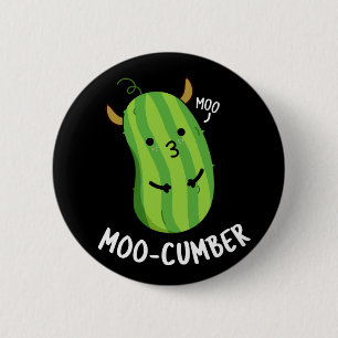 Moo-cumber Funny Veggie Cucumber Pun Mörk BG Knapp
