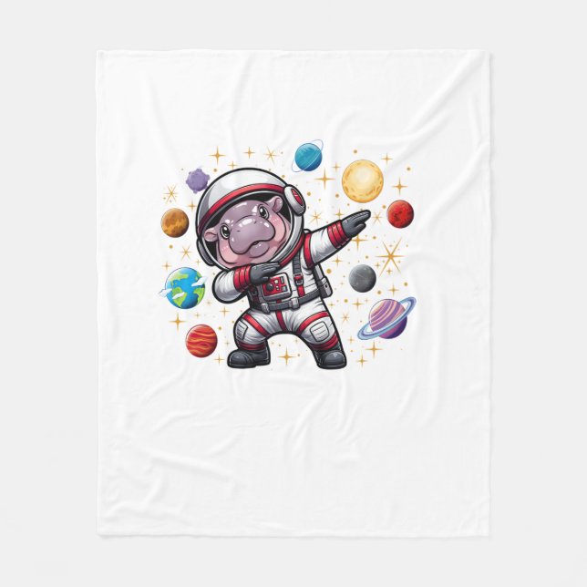 Moo Deng Astronaut Dabbing in space Cosmic Galaxy Fleecefilt (Framsidan)