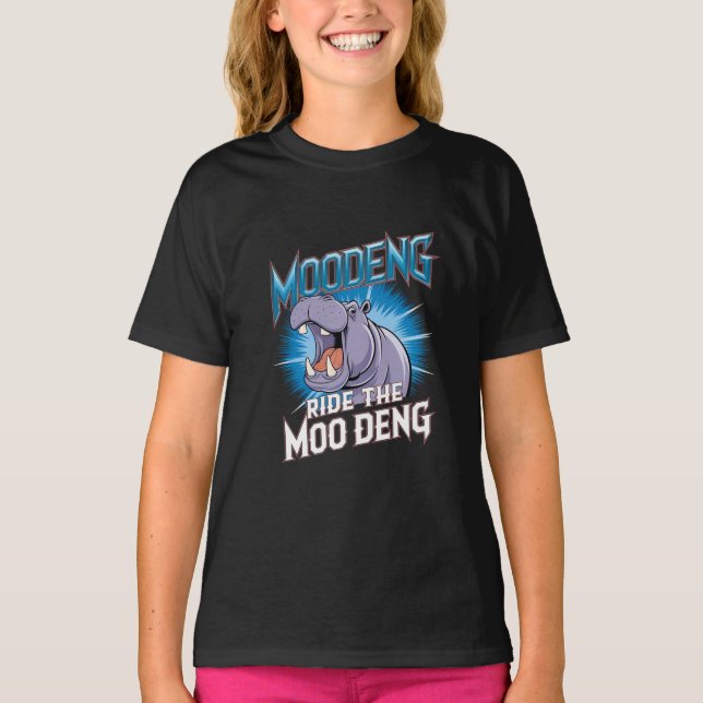 MOO DENG Hippo Ride Ride MOO DENG T Shirt (Framsida)