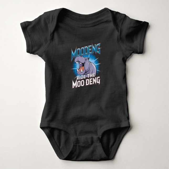 MOO DENG Hippo Ride Ride MOO DENG T Shirt (Framsida)