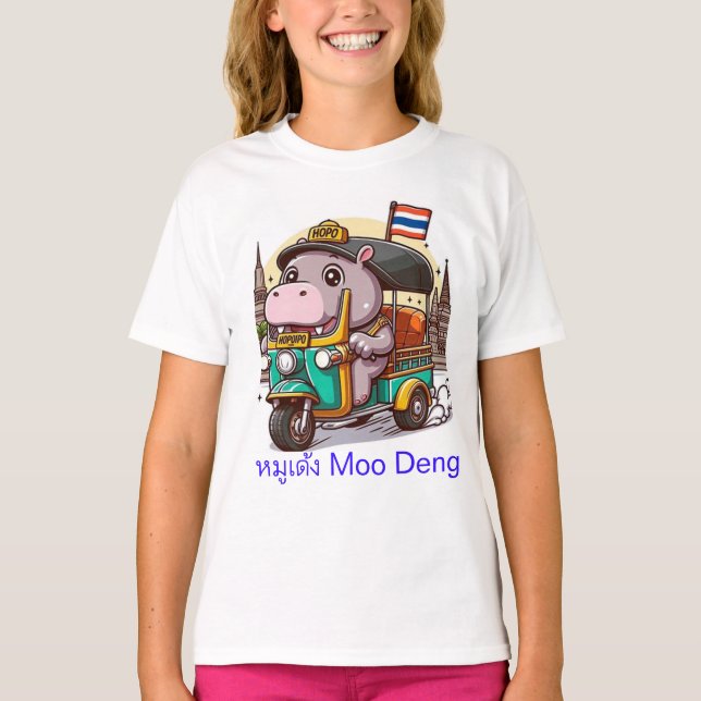 Moo Dengs Tuk-Tuk Äventyr Shirt T (Framsida)