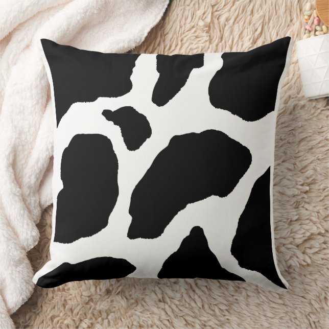 Moo-ving and Grooving: Cow Print Dekorativ kudde (Filt)