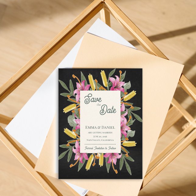 Moodfärgad rosenskära svart blomstertryck Spara da Meddelande Vykort (Moody Blush Lily Save the Date | Elegant Black Floral Botanical Wedding Save the Date Card )