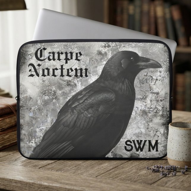 Moodfull Obsidian Gotisk Korp Laptop Fodral (Obsidian raven computer sleeve for dark academia students heading back to campus.)
