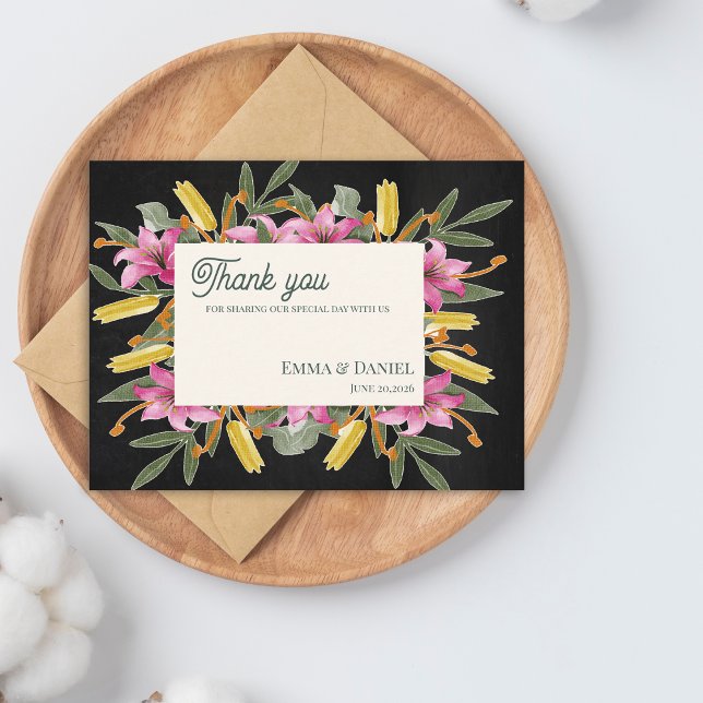 Moodfull Rosa Lily Elegant Blommig Bröllop Tacksam Vykort (Moody Blush Lily Wedding Thank You Card | Elegant Black Floral Botanical Thank You Note)