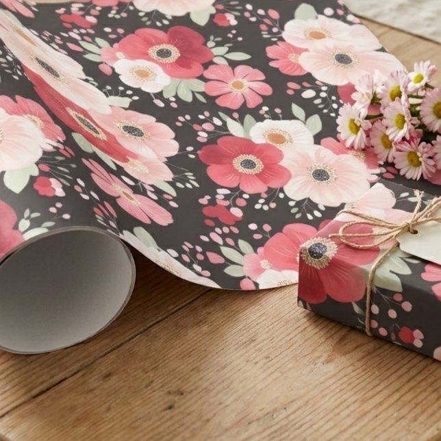 Moodfulla svarta och rosa anemoneblommor presentpapper (Moody black wrapping paper with pink and coral anemones for a stylish sister's birthday gift.)