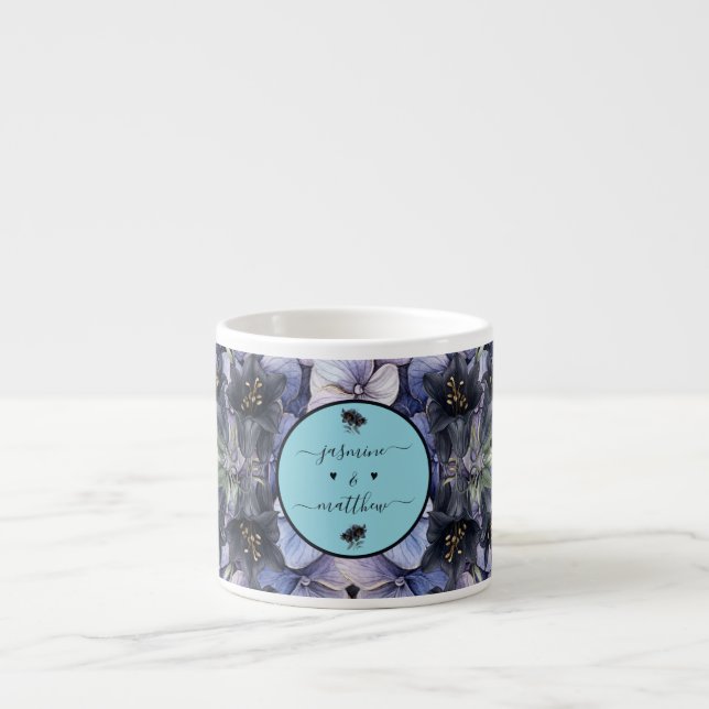 Moodig Svart Blommig Klassisk Par Namn Bröllop Espressomugg (Framsidan)