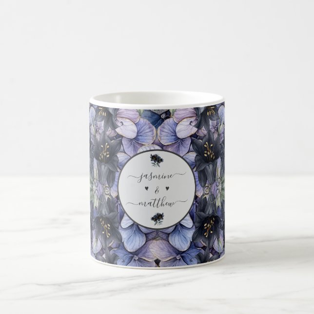 Moodig Svart Blommig Klassisk Par Namn Bröllop Kaffemugg (Center)