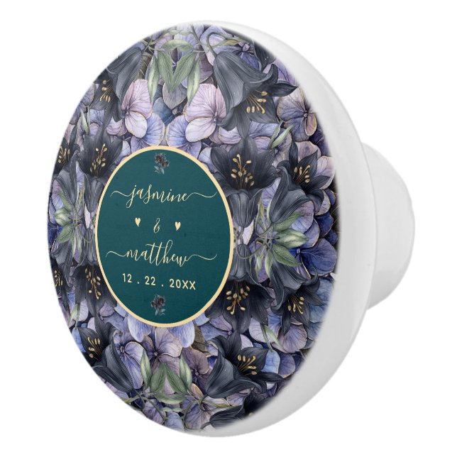Moodig Svart Blommig Klassisk Par Namn Bröllop Knopp (Höger)
