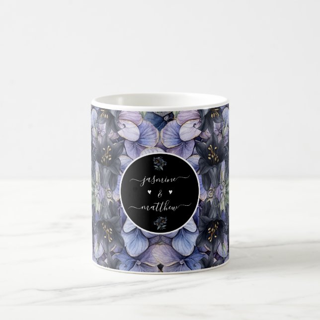 Moodig Svart Blommig Klassiskt Par Namn Bröllop Kaffemugg (Center)