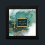 Moody Bläck Emerald Guld Bröllopsfest ID988 Minnesask<br><div class="desc">Dina drömmar börjar äntligen bli sanna, och den här blomstrande, abstrakta designen av alkohol bläck sätter perfekten för det fantastiska bröllop som du alltid föreställde dig. I skuggor från havsglasets grönt till mörken emerald, accentuerade med glittrande guld, ger den koordinerande presentlåda för bröllopsfest som visas här en mall som gör...</div>