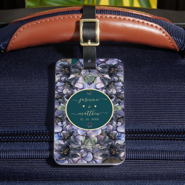 Moody Black Floral Classic Couple Names Wedding Bagagebricka (Framsida Insitu 2)