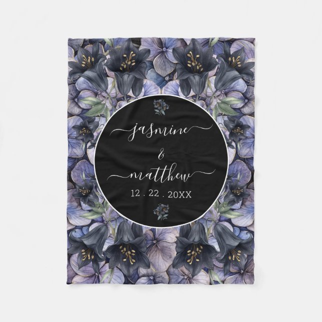 Moody Black Floral Classic Couple Names Wedding Fleecefilt (Framsidan)